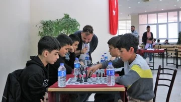 Aydın B&uuml;y&uuml;kşehir Belediyesi&rsquo;nin satran&ccedil; turnuvasına yoğun ilgi