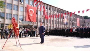 Aydın'da 100. yıl kutlamaları &ccedil;elenk sunma t&ouml;reni ile başladı