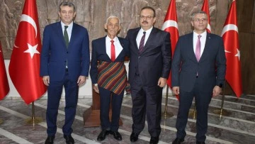 Aydın&rsquo;da 55 yıllık taksi şof&ouml;r&uuml; yılın ahisi se&ccedil;ildi