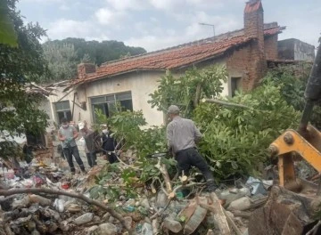 Aydın&rsquo;da bir evden 16 kamyon &ccedil;&ouml;p &ccedil;ıktı