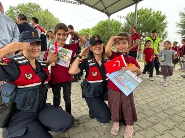Aydın&rsquo;da jandarma ekipleri Cumhuriyet&rsquo;in 100&rsquo;&uuml;nc&uuml; yılını &ouml;ğrencilerle kutluyor