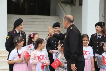 Aydın'da jandarma ekiplerinden &ccedil;ocuklara &ouml;zel etkinlik