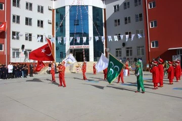 Aydın'da &ouml;ğrenciler mehteran g&ouml;sterisi eşliğinde karne aldı