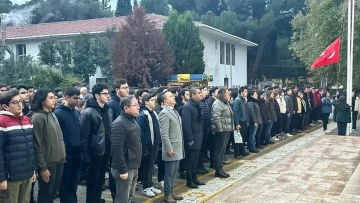 Aydın'da &ouml;ğretmen ve &ouml;ğrenciler şehitler i&ccedil;in saygı duruşunda bulundu