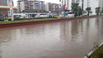 Aydın&rsquo;da sağanak yağış yol kapattı
