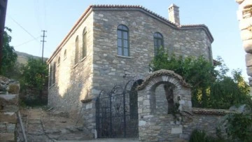 Aydın&rsquo;daki 200 yıllık tarihi kilise, defineciler ve bakımsızlığın kurbanı oluyor