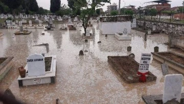 Aydın'daki sağanak yağış mezarlığı su i&ccedil;erisinde bıraktı