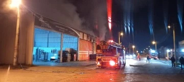 Aydın&rsquo;daki yangında &uuml;&ccedil; iş yeri zarar g&ouml;rd&uuml;