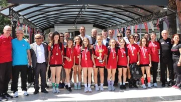 Aydın Gen&ccedil;lik ve Spor İl M&uuml;d&uuml;r&uuml; Fillik&ccedil;ioğlu şampiyon &ouml;ğrencileri ağırladı
