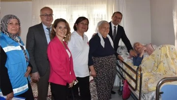 Aydın İl Sağlık M&uuml;d&uuml;r&uuml; Şenkul yaşlıları unutmadı