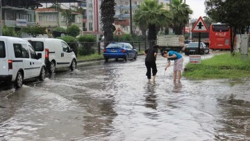 Aydın yağmura teslim oldu, şehir yaz ortasında kışı yaşadı