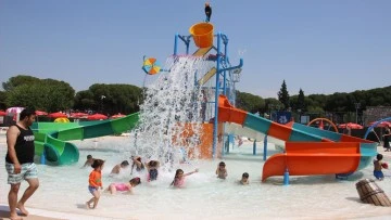Aydınlı &ccedil;ocuklar B&uuml;y&uuml;kşehir Belediyesi'nin aquaparkı ile serinliyor