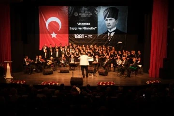 Aydınlılar Atat&uuml;rk'&uuml;n sevdiği şarkıları hep birlikte s&ouml;yledi