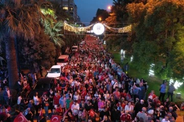 Aydınlılar kortej y&uuml;r&uuml;y&uuml;ş&uuml;nde bulvara sığmadı
