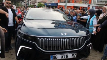Aydınlılar Togg'u g&ouml;r&uuml;nt&uuml;lemek i&ccedil;in birbirleriyle yarıştı