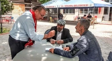 Bağımsız aday Aksu, vatandaşa imzalı taahh&uuml;tname dağıttı
