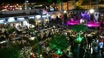 Balık&ccedil;ılar Meydanı&rsquo;ndaki konser yoğun ilgi g&ouml;rd&uuml;