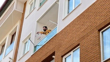 Balkonda başına dayadığı t&uuml;fekle mahalleyi ayağa kaldırdı