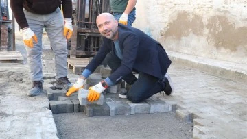 Başkan Arıkan eldivenleri giydi, kolları sıvadı parke taşı d&ouml;şedi