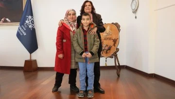 Başkan &Ccedil;er&ccedil;ioğlu ilkokul &ouml;ğrencisi &Ouml;z'&uuml; ağırladı