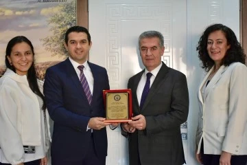Başkan Erol&rsquo;a plaketle teşekk&uuml;r ettiler