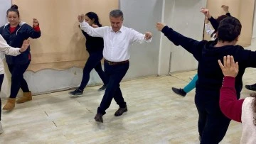 Başkan Erol, kursiyerlerle zeybek r&uuml;zgarı estirdi