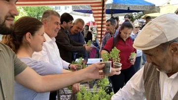 Başkan Erol, vatandaşlara fesleğen dağıttı