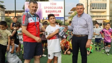 Başkan G&uuml;ler'den, gen&ccedil;lere forma s&uuml;rprizi
