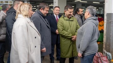 Başkan G&uuml;nel kapalı pazar yerinde esnaf ve vatandaşlarla buluştu
