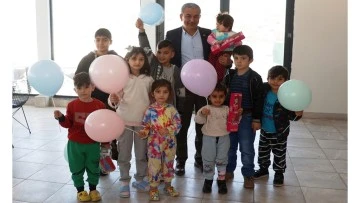 Başkan Kaplan depremzede &ccedil;ocuklarla yakından ilgileniyor