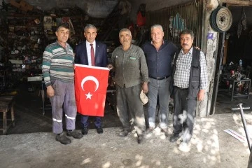 Başkan Kaplan, minib&uuml;s&ccedil;&uuml; ve sanayi esnafına bayrak dağıttı