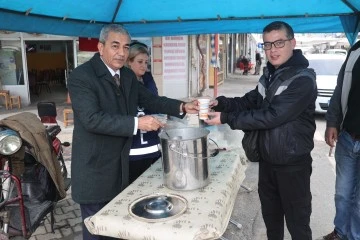 Başkan Kaplan, sıcak &ccedil;orba ile vatandaşın i&ccedil;ini ısıttı