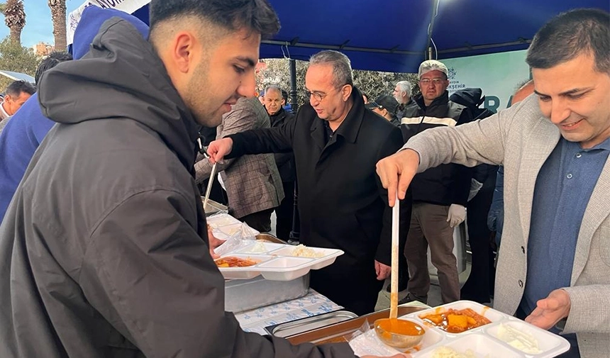 Başkan &Ouml;mer G&uuml;nel Kuşadalılarla iftarda buluştu