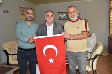 Başkan &Ouml;ndeş T&uuml;rk Bayrağı dağıttı