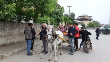 Başkan &Ouml;zcan 8 kardeşin memleketlerine d&ouml;nmelerini sağladı