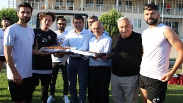 Başkan &Ouml;zcan&rsquo;dan Nazilli Belediyespor&rsquo;a baklavalı ziyaret