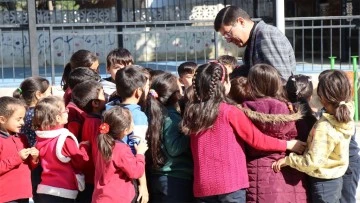 Başkan &Ouml;zcan'dan &ouml;ğrencilere s&ouml;mestr hediyesi