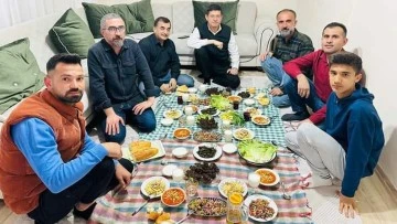 Başkan &Ouml;zcan iftarda depremzede aileye misafir oldu