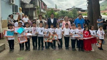 Başkan &Ouml;zcan miniklerin karne sevincine ortak oldu