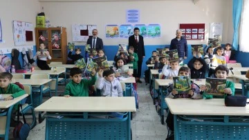 Başkan &Ouml;zcan, Nazillili miniklere boyama kitabı hediye etti