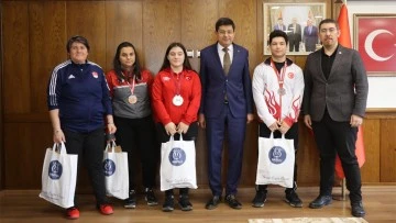 Başkan &Ouml;zcan şampiyon sporcuları ağırladı