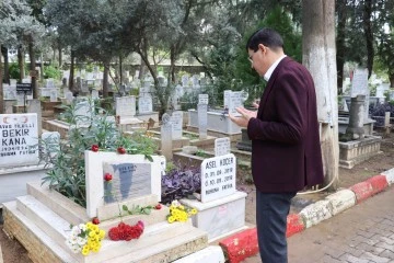 Başkan &Ouml;zcan, T&uuml;rkiye'nin ilk kadın Muhtarı Esin'i mezarında ziyaret etti