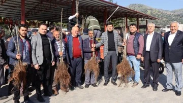 Başkan &Ouml;zcan &uuml;reticinin y&uuml;z&uuml;n&uuml; g&uuml;ld&uuml;rd&uuml;