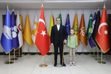 Başkan &Ouml;zcan, vatandaşları Atat&uuml;rk&rsquo;&uuml;n balmumu heykelini g&ouml;rmeye davet etti
