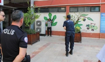 Bı&ccedil;ağı boynuna dayadı, kimseye g&uuml;venmedi