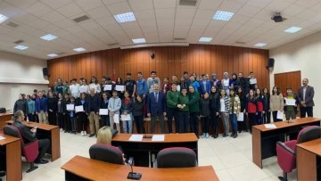 Bilgi Yarışması'nda dereceye giren &ouml;ğrenciler &ouml;d&uuml;llendirildi