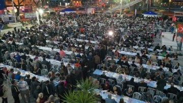Binlerce kişi Aydın B&uuml;y&uuml;kşehir Belediyesi'nin iftar sofralarında buluştu