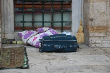 Bomba ihbarı yapılan valizden, battaniye &ccedil;ıktı