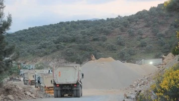 B&ouml;yle duyarsızlık g&ouml;r&uuml;lmedi, yolun ortasına şantiye kurdular
