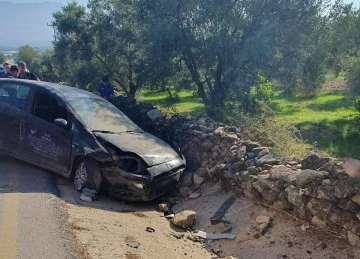 Bozdoğan'da s&uuml;r&uuml;c&uuml; kursu aracı kaza yaptı: 2 yaralı